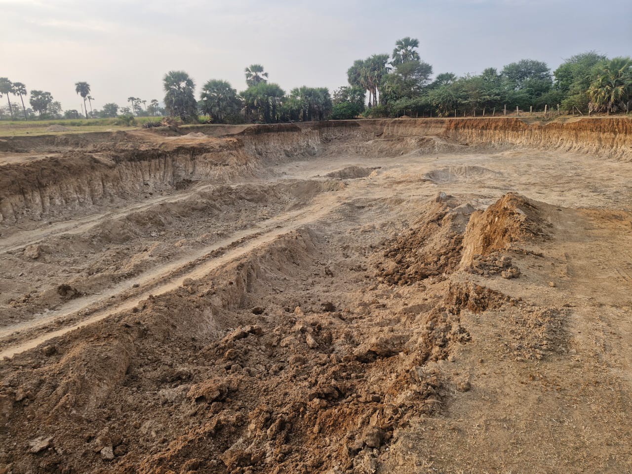 చెరువు మట్టి అక్రమ తవ్వకాలు