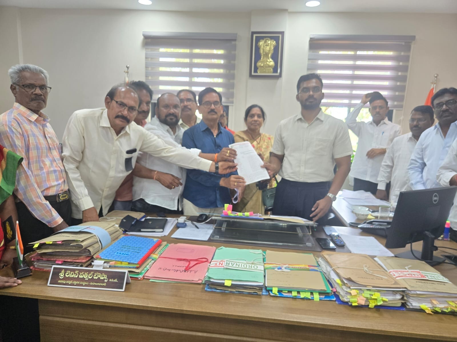 మానుకోట కలెక్టరేట్ ముందు నిరసన ప్రదర్శన