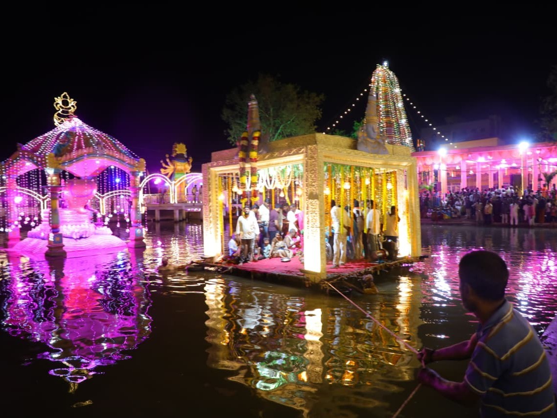 వైభవంగా పెళ్లిళ్ల వెంకన్న తెప్పోత్సవం