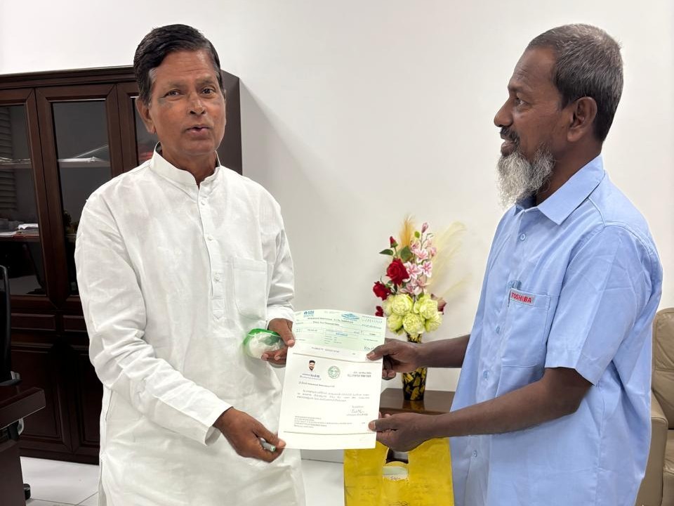 సీఎంఆర్ఎఫ్ చెక్కు పంపిణీ చేసిన చిన్నారెడ్డి