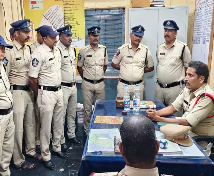 జీఆర్పీ పోలీసు స్టేషన్‌ను సందర్శించిన లైన్స్ సీఐ