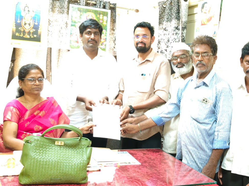 ఆర్డీవోకు వినతిపత్రం అందించిన వీఆర్ఏలు