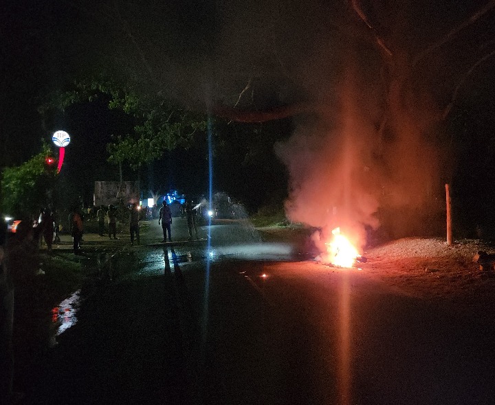 పెట్రోల్ బంక్ సమీపంలో ద్విచక్ర వాహనం దగ్ధం