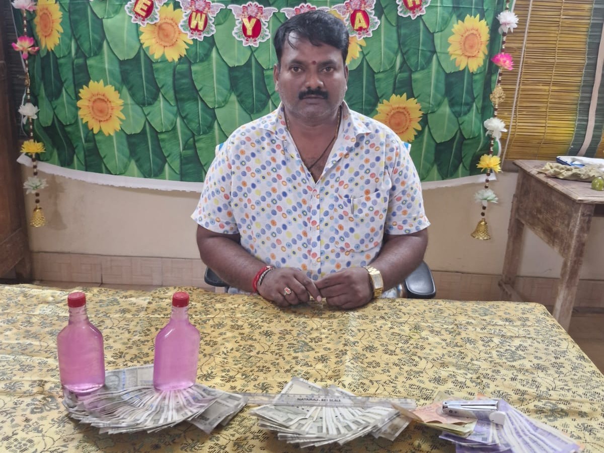 లంచం తీసుకుంటూ ACB చిక్కిన అధికారి