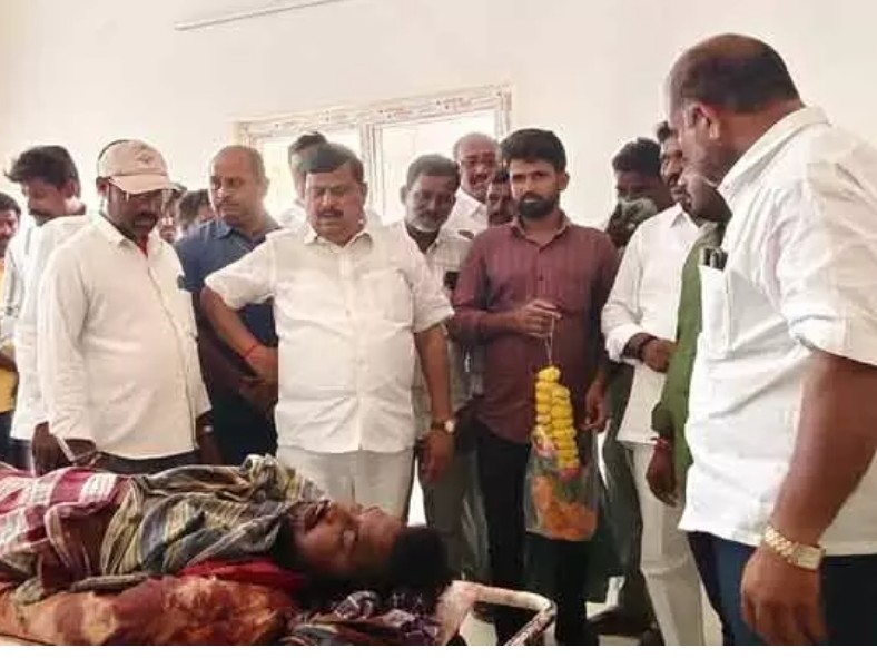 రోడ్డు ప్రమాద బాధితులకు ఎమ్మెల్యే భరోసా