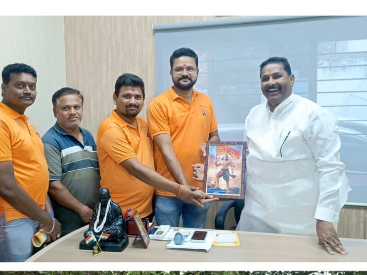 ఎమ్మెల్యేకు ఆహ్వానం అందించిన బజరంగ్ దళ్ సభ్యులు