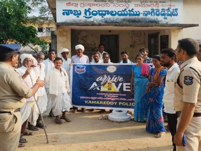 రోడ్డు భద్రతపై అవగాహన కల్పించిన పోలీసులు