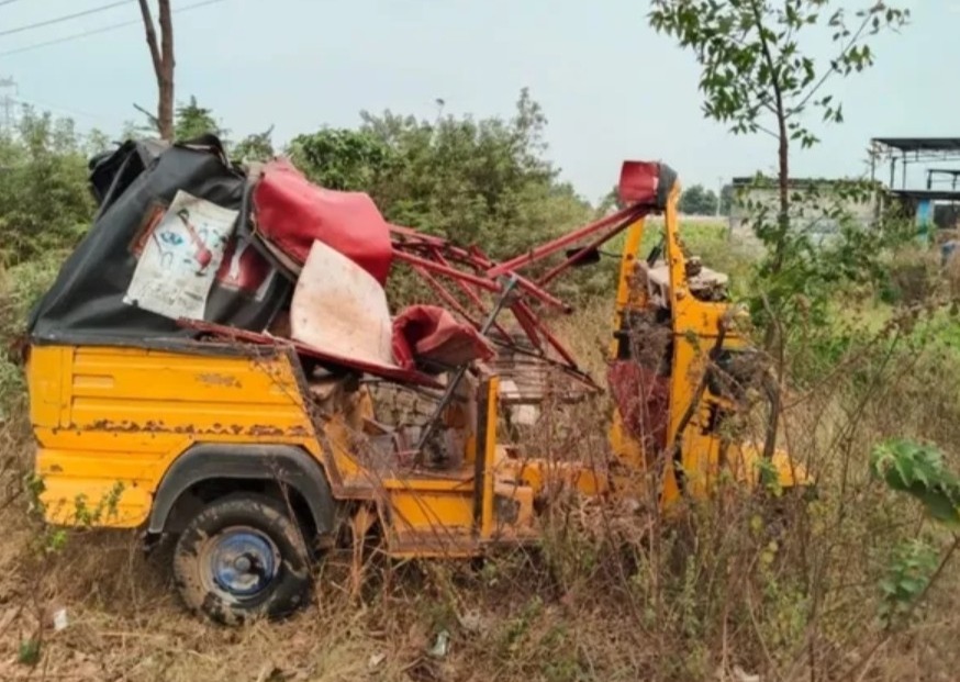 లారీని ఢీ కొట్టిన ఆటో