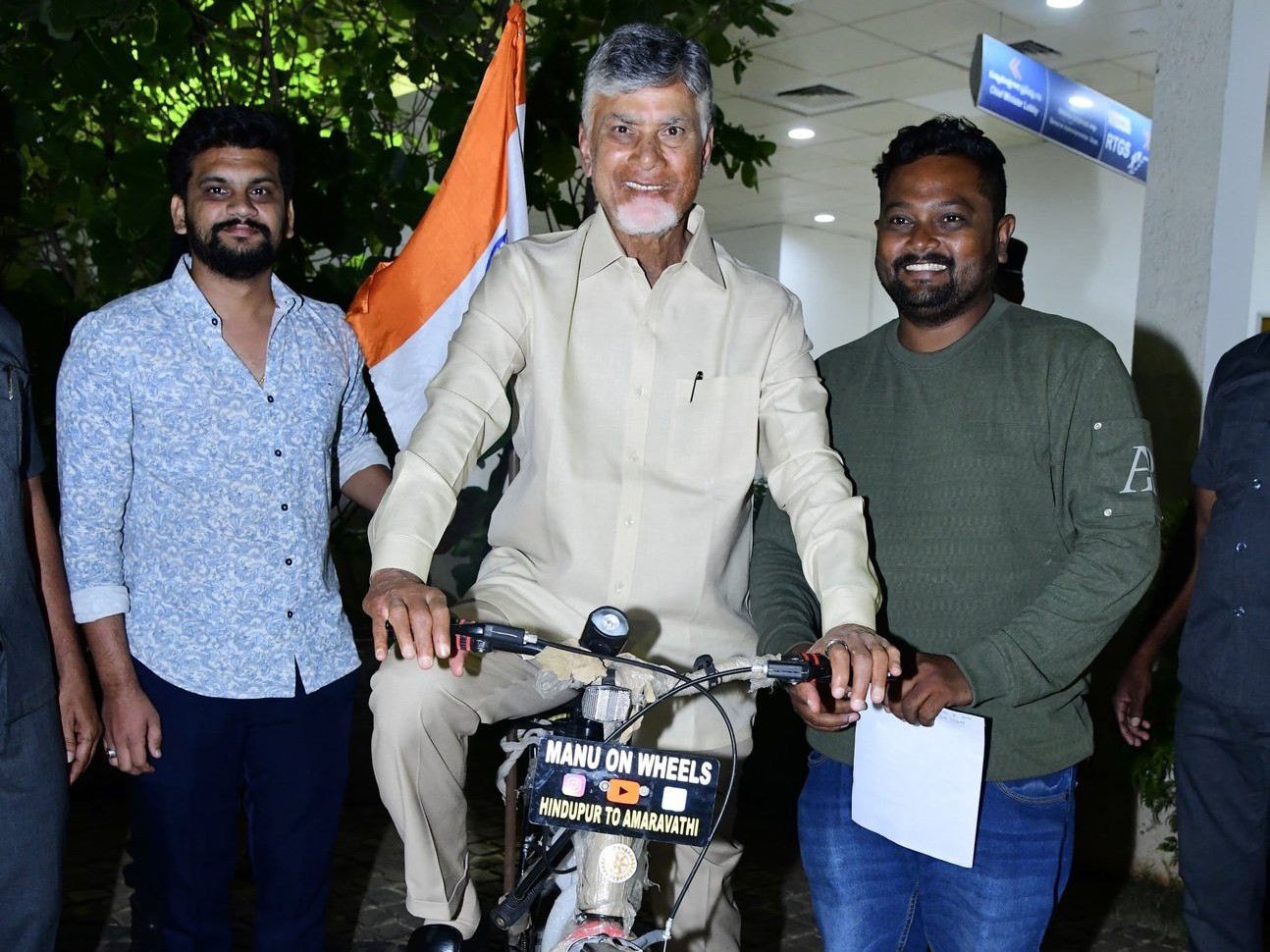 మంజునాథ్‌ను అభినందించిన సీఎం