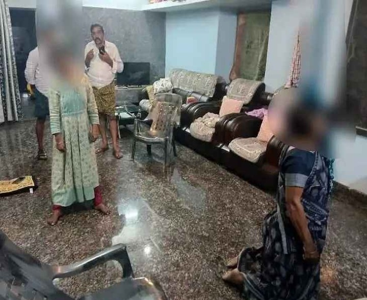 ఉరి వేసుకుని తల్లి కూతుర్లు మృతి