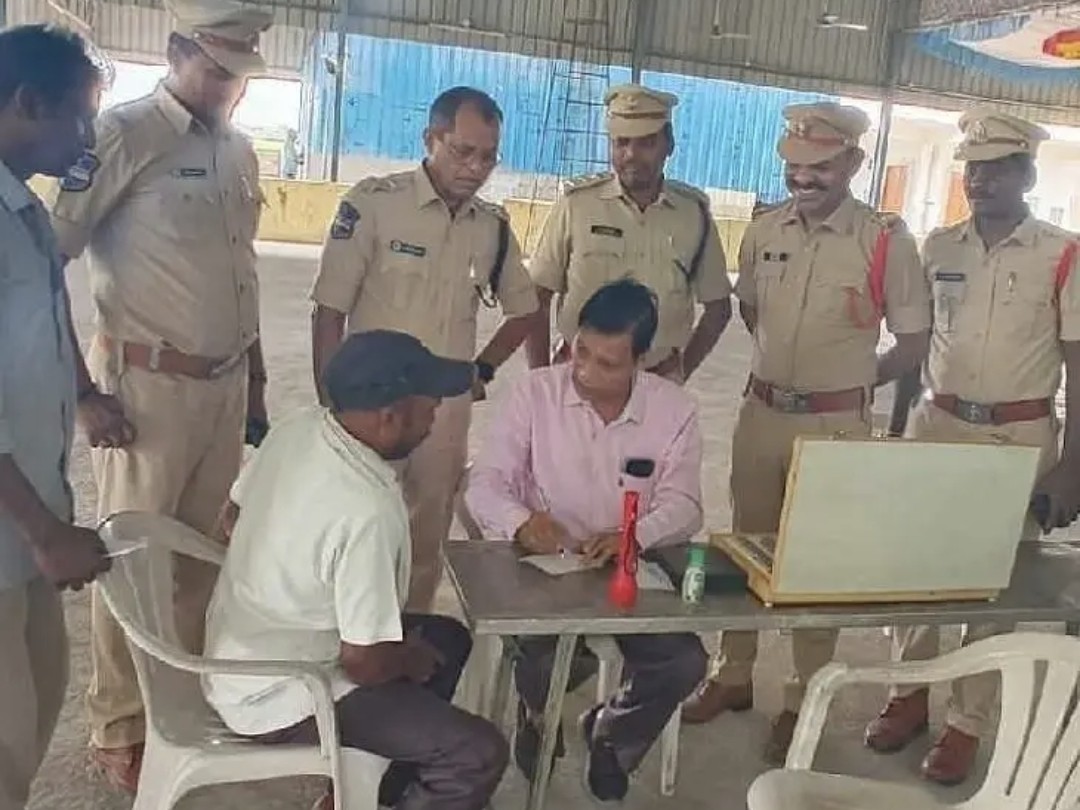 డ్రైవర్లు కంటి ఆరోగ్యంపై శ్రద్ధ వహించాలి: డీఎస్పీ కిషోర్