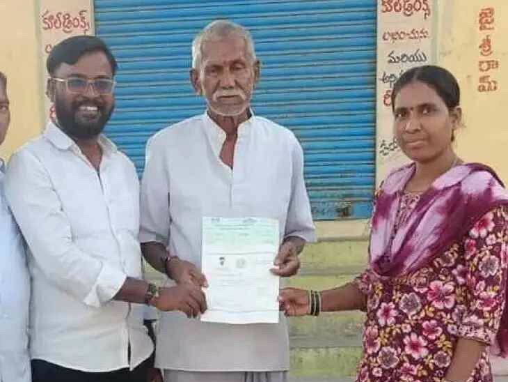 పట్టణంలో సీఎం రిలీఫ్ ఫండ్ చెక్కులు పంపిణీ