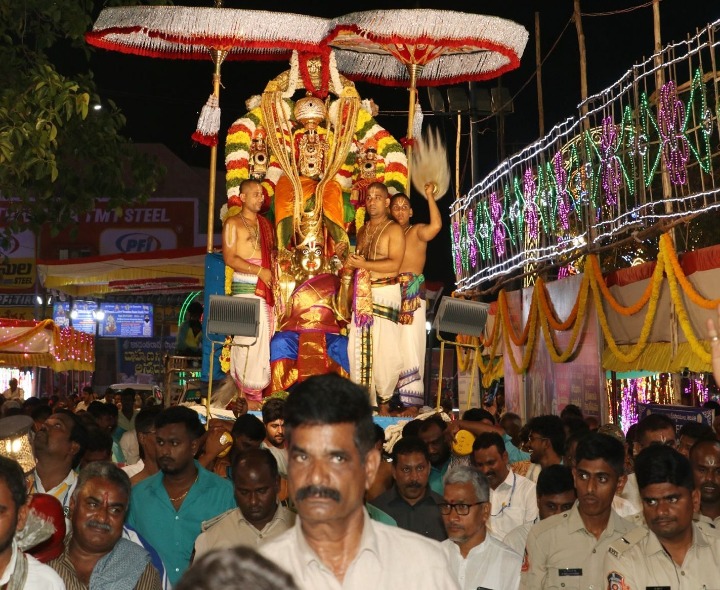 గరుడ వాహనంపై విహరించిన కోదండ రామయ్య