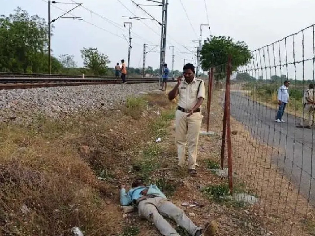 రైలు నుంచి దూకి దొంగ మృతి