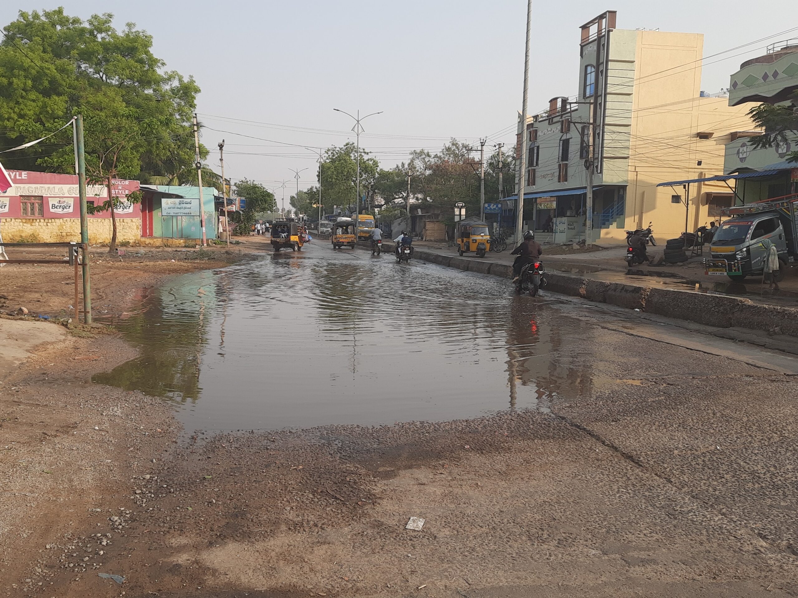 వర్షపు నీటితో ప్రజలు ఇబ్బందులు