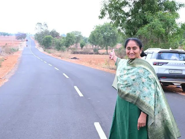 రహదారిని పరిశీలించిన మంత్రి సవిత