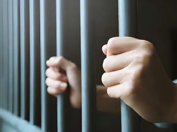 రైల్వే స్టేషన్‌లలో చోరీలు చేస్తున్న దొంగ అరెస్ట్