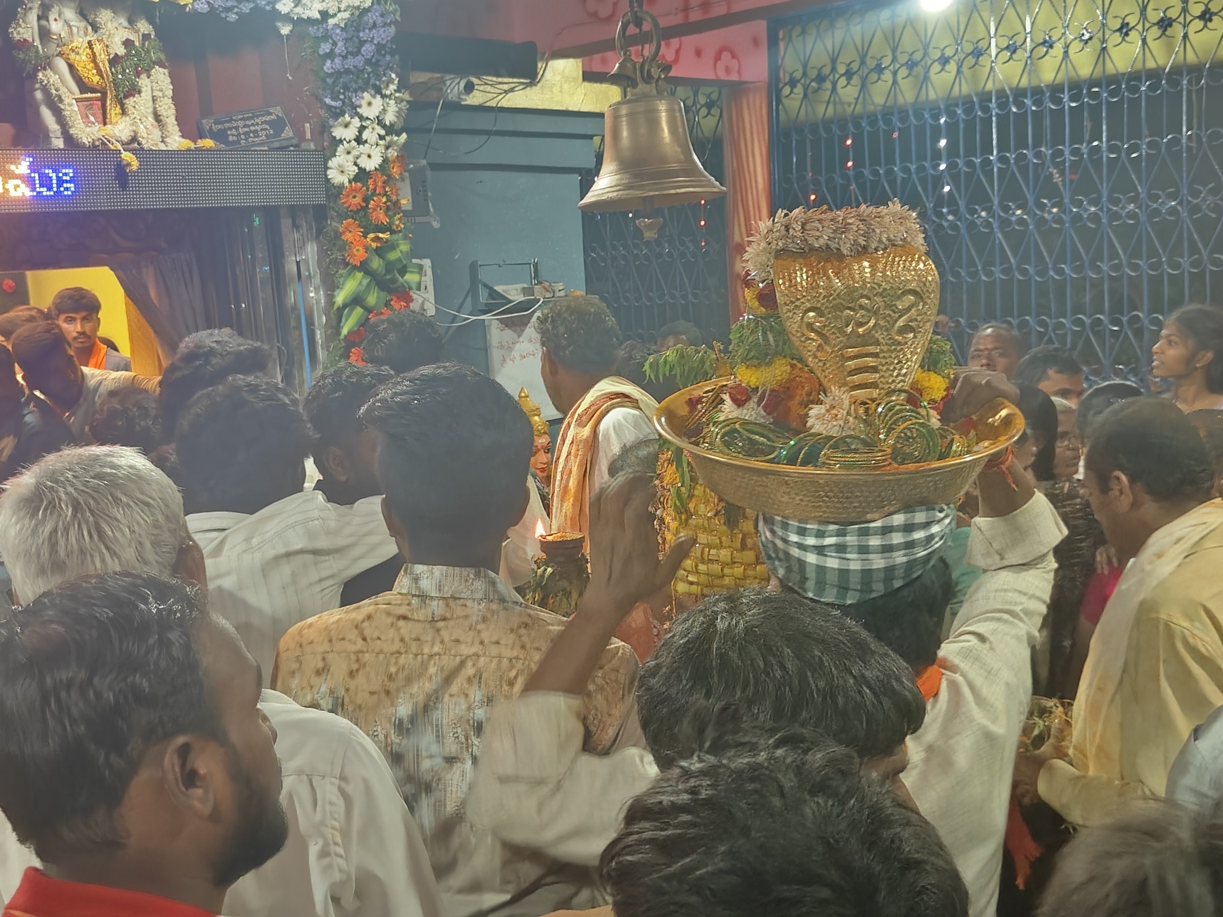 భక్తిశ్రద్ధలతో అమ్మవారికి నాగపడిగ సమర్పణ.