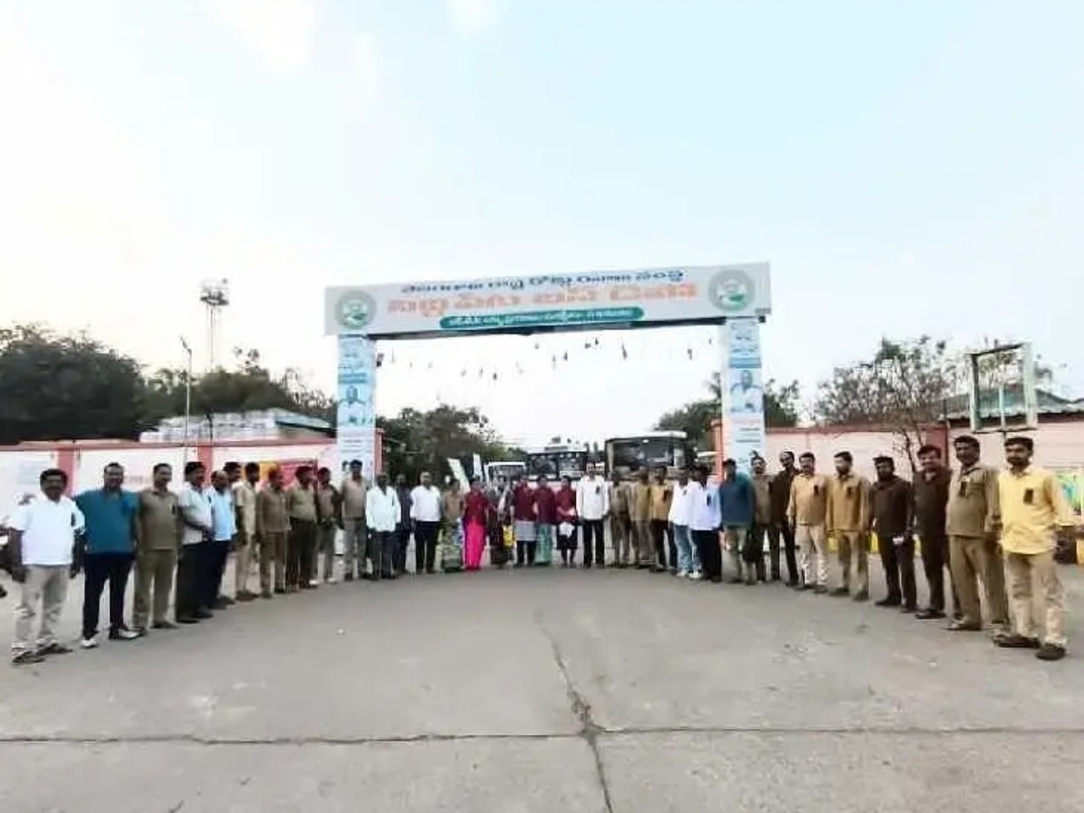 డిపో ముందు కార్మికుల నిరసన