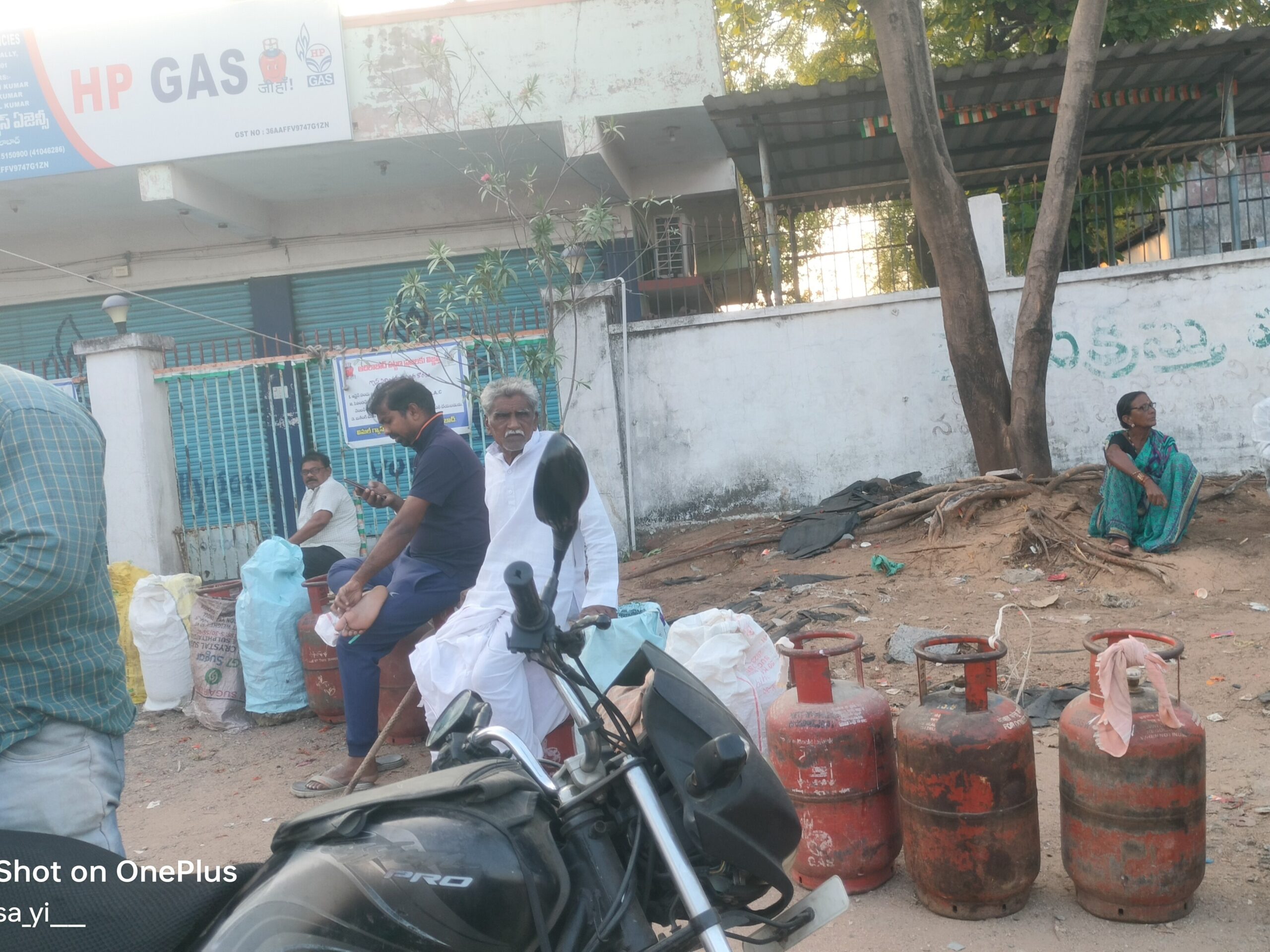 గ్యాస్ కొరత పుకార్లు.. ఏజెన్సీల వద్ద రద్దీ