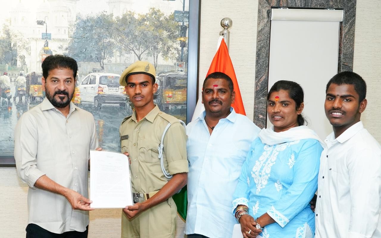 ట్యాంక్ బండ్ శివ కుటుంబానికి సీఎం ఆర్థికసాయం