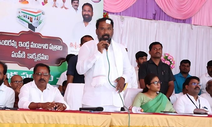 రైతులకు చెక్కుుల పంపిణీ చేసిన మంత్రి వాకిటి