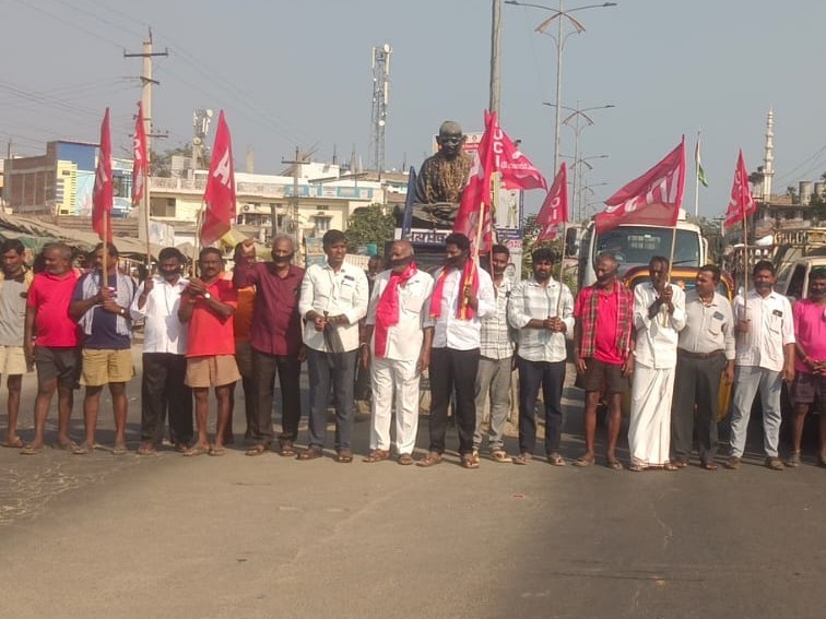 లేబర్ కోడ్లను రద్దు చేయాలని నిరసన..