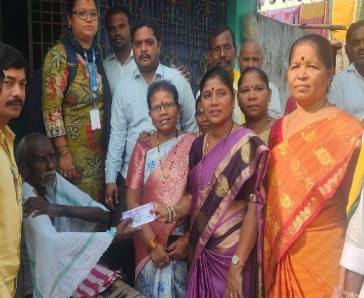 గుమ్మలక్ష్మీపురం గడ్డి కాలనీలో పెన్షన్ల పంపిణీ