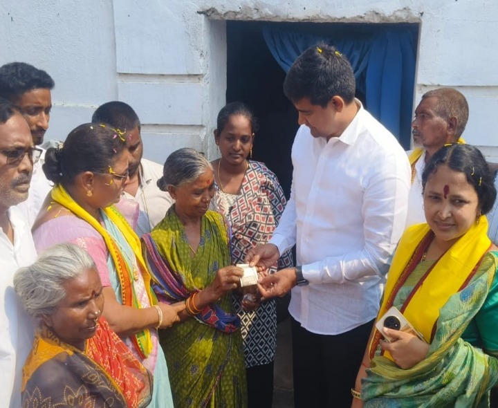 రామన్నపేటలో పింఛన్లు పంపిణీ చేసిన మంత్రి శ్రీనివాస్