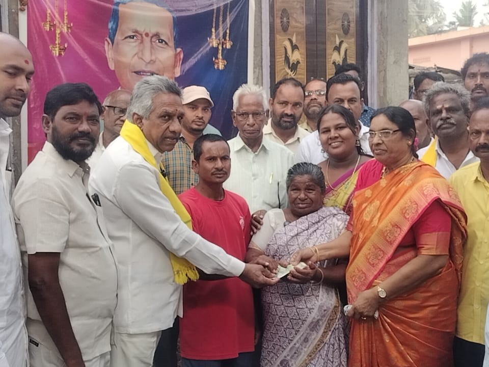 పింఛన్లు పంపిణీ చేసిన మాజీ ఎమ్మెల్యే