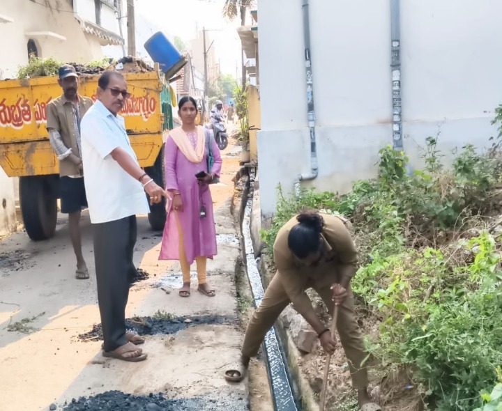 20వ వార్డులో ముమ్మరంగా పారిశుద్ధ్య పనులు