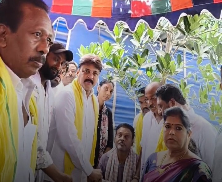 చింతలపూడిలో పెన్షన్‌లు పంపిణీ చేస్తున్న ఎమ్మెల్యే