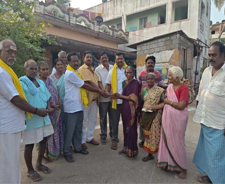 పోలవరంలో పెన్షన్‌లు పంపిణీ చేసిన టీడీపీ ఇన్‌ఛార్జ్