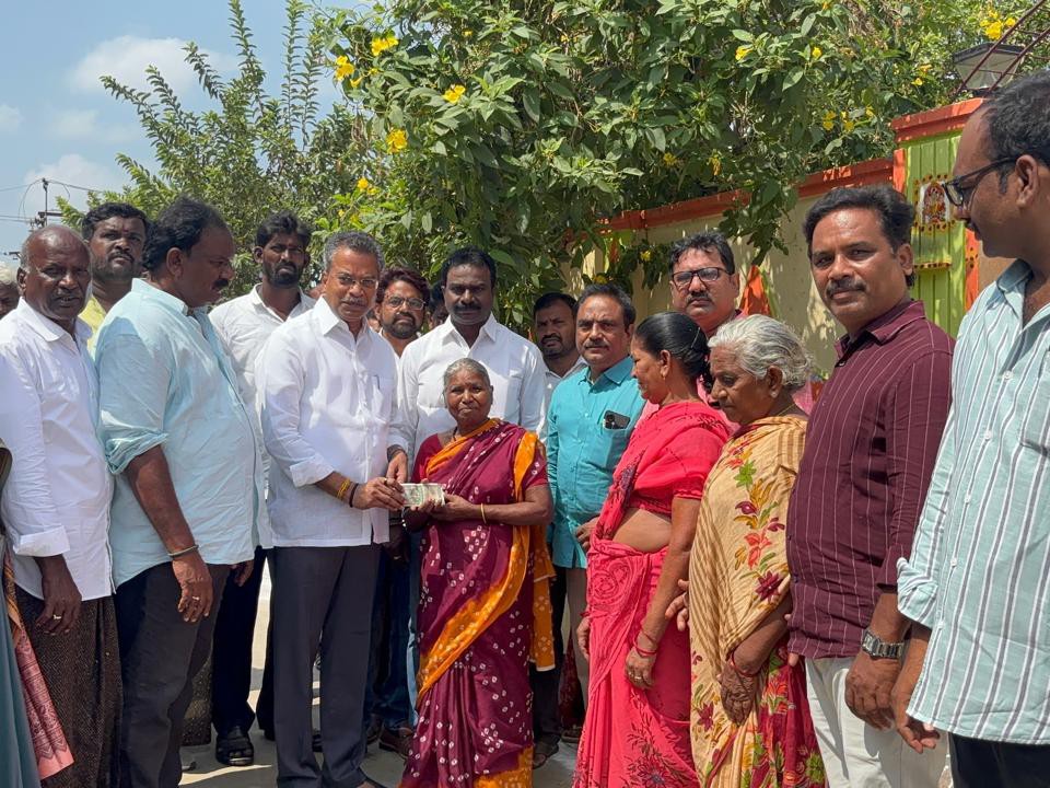 లబ్ధిదారులకు పెన్షన్లు పంపిణీ చేసిన ఎమ్మెల్యే