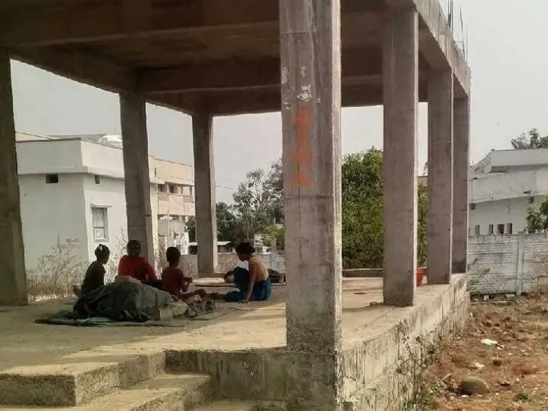 అర్ధాంతరంగా ఆగిపోయిన డ్వాక్రా భవనం