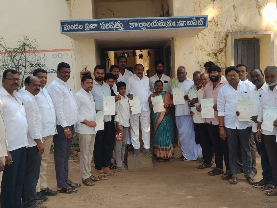 ముఖ్యమంత్రి సహాయనిధి చెక్కులు అందచేసిన ఎమ్మెల్యే