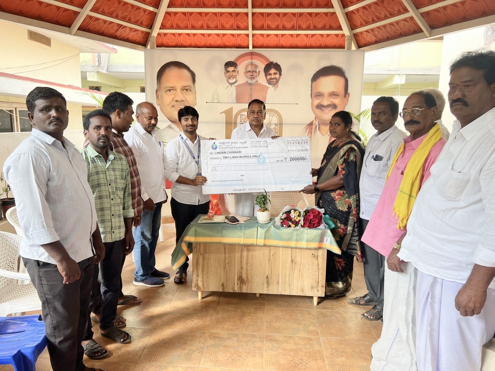 పీఎం జీవన్ జ్యోతి క్లెయిమ్ చెక్కు అందించిన ఎమ్మెల్యే