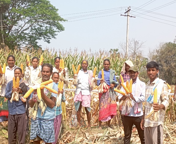 మొక్కజొన్నకు గిట్టుబాటు ధర కల్పించాలని నిరసన