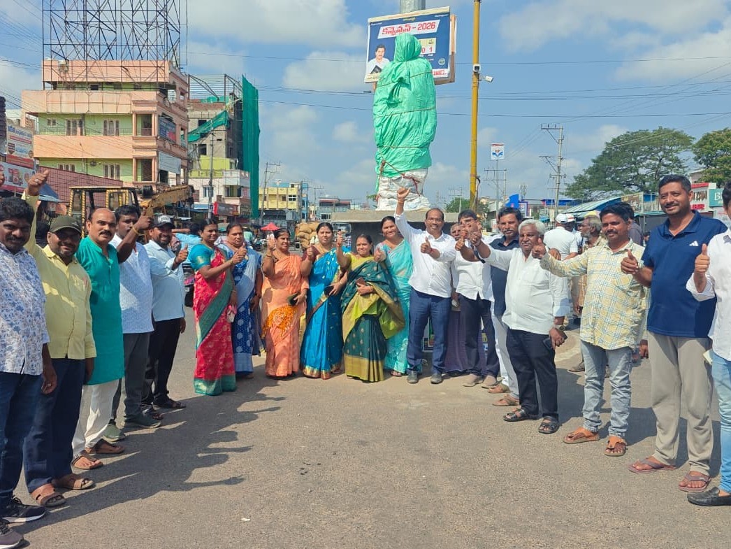 బాపట్లలో గరుడాచలం నాయుడి విగ్రహం