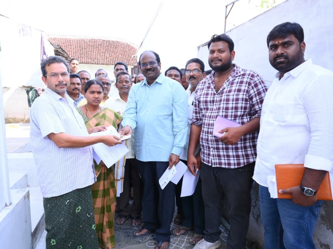 చేనేత కార్మికులకు పింఛన్లు పంపీణీ చేసిన టీడీపీ నేతలు