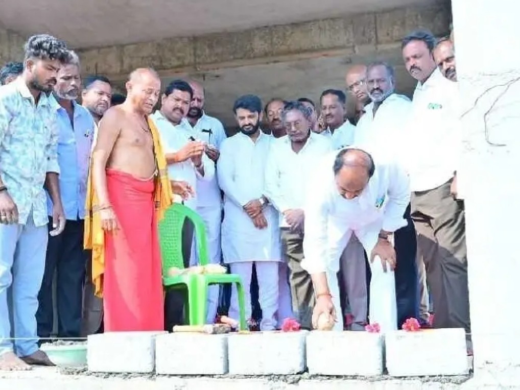 హాస్టల్ భవన నిర్మాణానికి ఎమ్మెల్యే భూమి పూజ