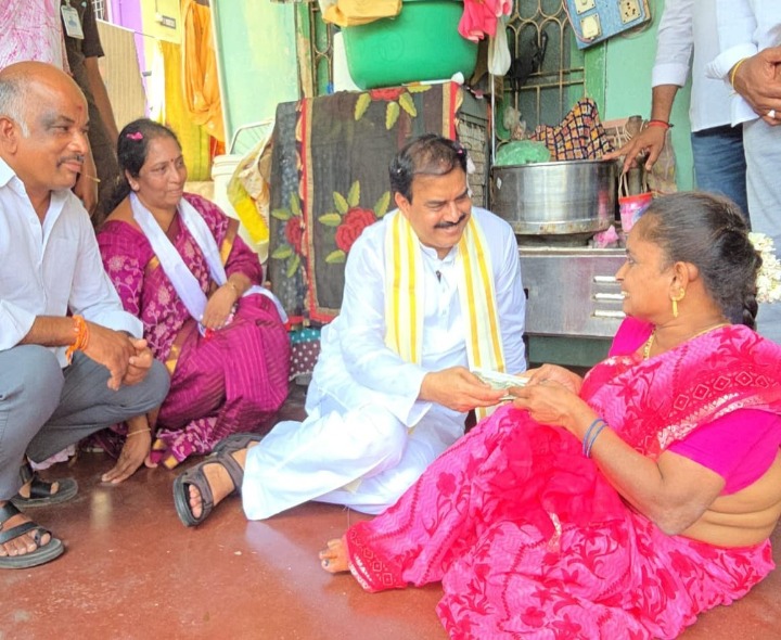 ఇంటింటికీ వెళ్లి పింఛన్లు పంపిణీ చేసిన మంత్రి