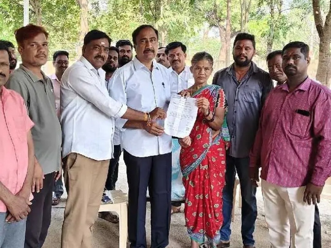 పేదల వైద్య చికిత్సకు రూ.2.50 లక్షల ఎల్వోసీ అందజేత