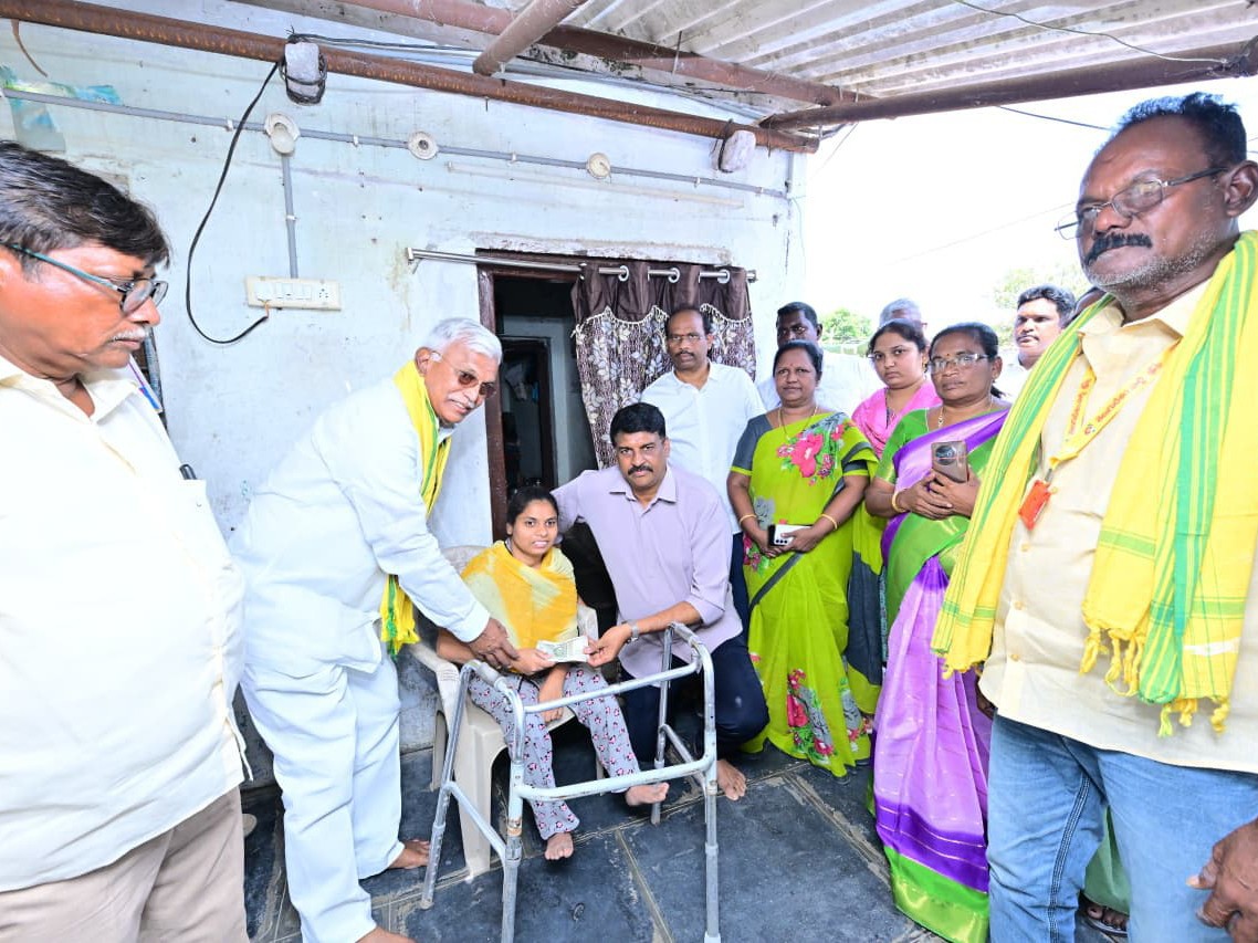 బాపట్లలో ‘ఎన్టీఆర్ భరోసా’ పింఛన్ల పంపిణీ