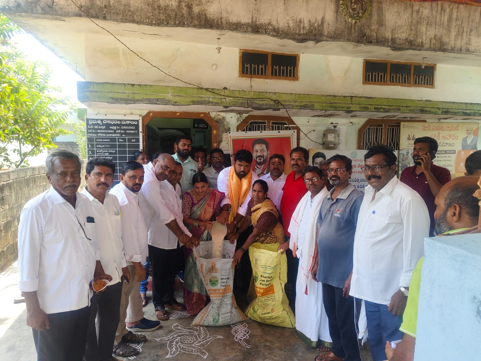 మూడు నెలల రేషన్ బియ్యం ఒకేసారి పంపిణీ