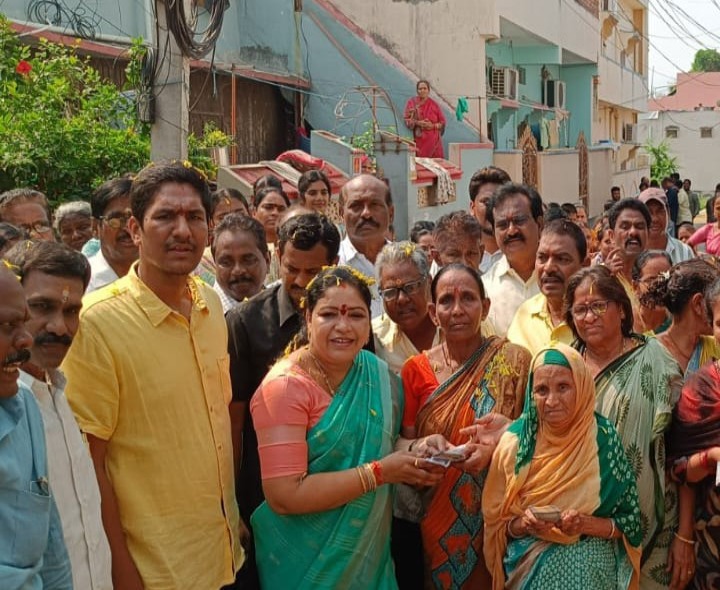 పెన్షన్లు పంపిణీ చేసిన మంత్రి గుమ్మడి సంధ్యారాణి