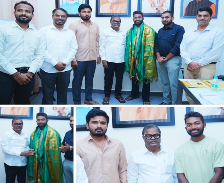 యువ క్రికెటర్‌ను సన్మానించిన MLC కొమరయ్య