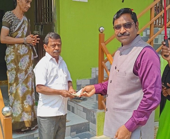 ఇంటి ముంగిట ఎన్టీఆర్ భరోసా పింఛన్లు పంపిణీ