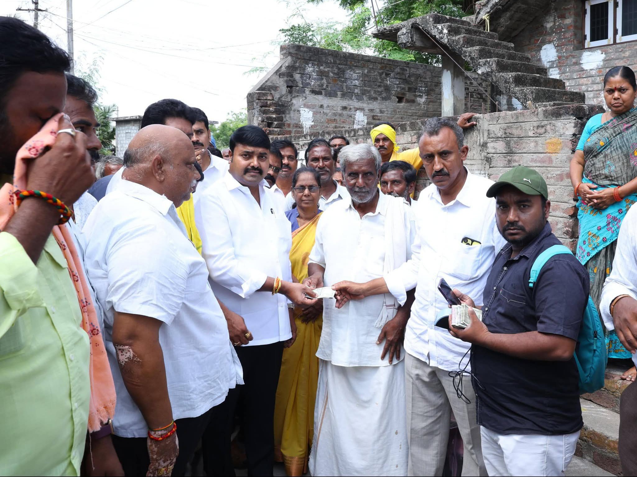 ఉంగుటూరులో పింఛన్లు పంపిణీ చేసిన ఎమ్మెల్యే