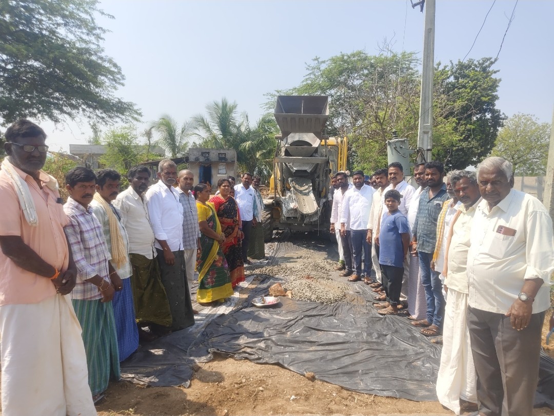 సిసి రోడ్డు పనులను ప్రారంభించిన సర్పంచ్